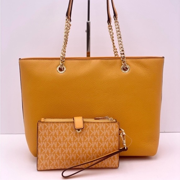 Michael Kors Medium
Tote Bag
Leather and DoubleZip
Wallet Set HONEYCOMB - Picture 2 of 14